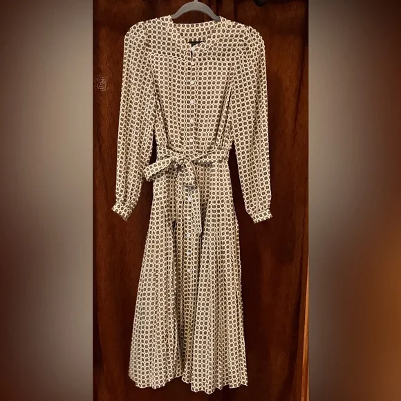 Banana Republic Logo Pleated Midi Dress in Beige White Print Sz XS - Picture 5 of 15